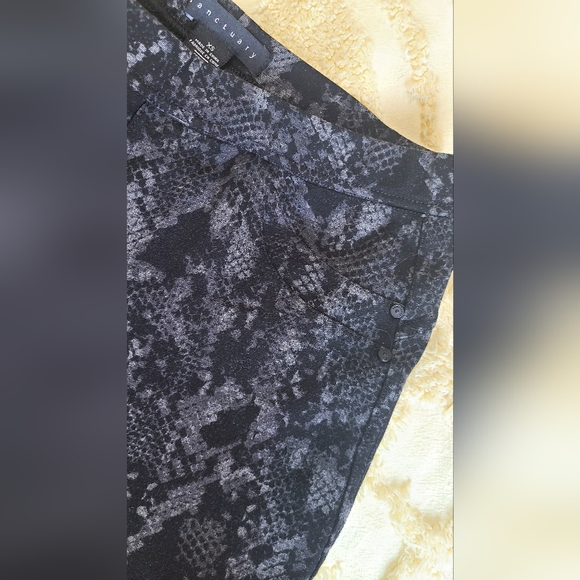 Sanctuary Black and Gray Snake Patterned Leggings - Picture 8 of 11
